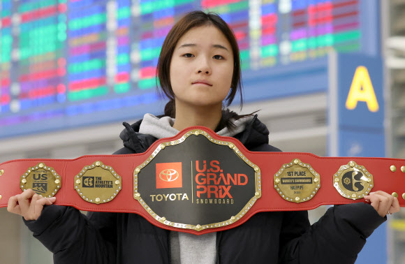 미국 콜로라도주 코퍼 마운틴에서 열린 2023~2024 FIS 스노보드 월드컵 여자 하프파이프 결선에서 92.75점을 받아 금메달을 획득한 스노보드 최가온이 18일 오후 인천국제공항 제2여객터미널을 통해 귀국해 우승 메달을 들어 보이고 있다. 2023.12.18. 뉴시스