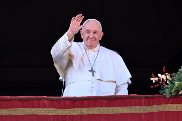 프란치스코 교황이 지난해 성탄절 성베드로 광장이 내려다보이는 발코니에서 대칙서(Urbi et Orbi) 축복을 내리며 신도들에게 손을 흔들고 있다. AFP 자료사진 연합뉴스