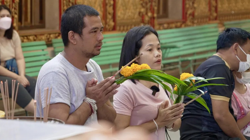 태국 노동자 위치안 템쏭과 부인 말리이가 함께 합장하고 있다. BBC 홈페이지