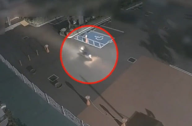 범행 당시 A군이 B씨를 오토바이에 태우고 초등학교 가는 모습. JTBC 화면 캡처