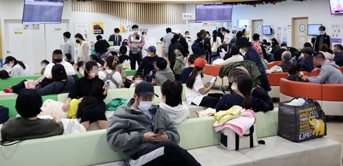 서울의 한 병원에서 외래 진료를 받으려는 환자들이 대기하고 있다.  연합뉴스