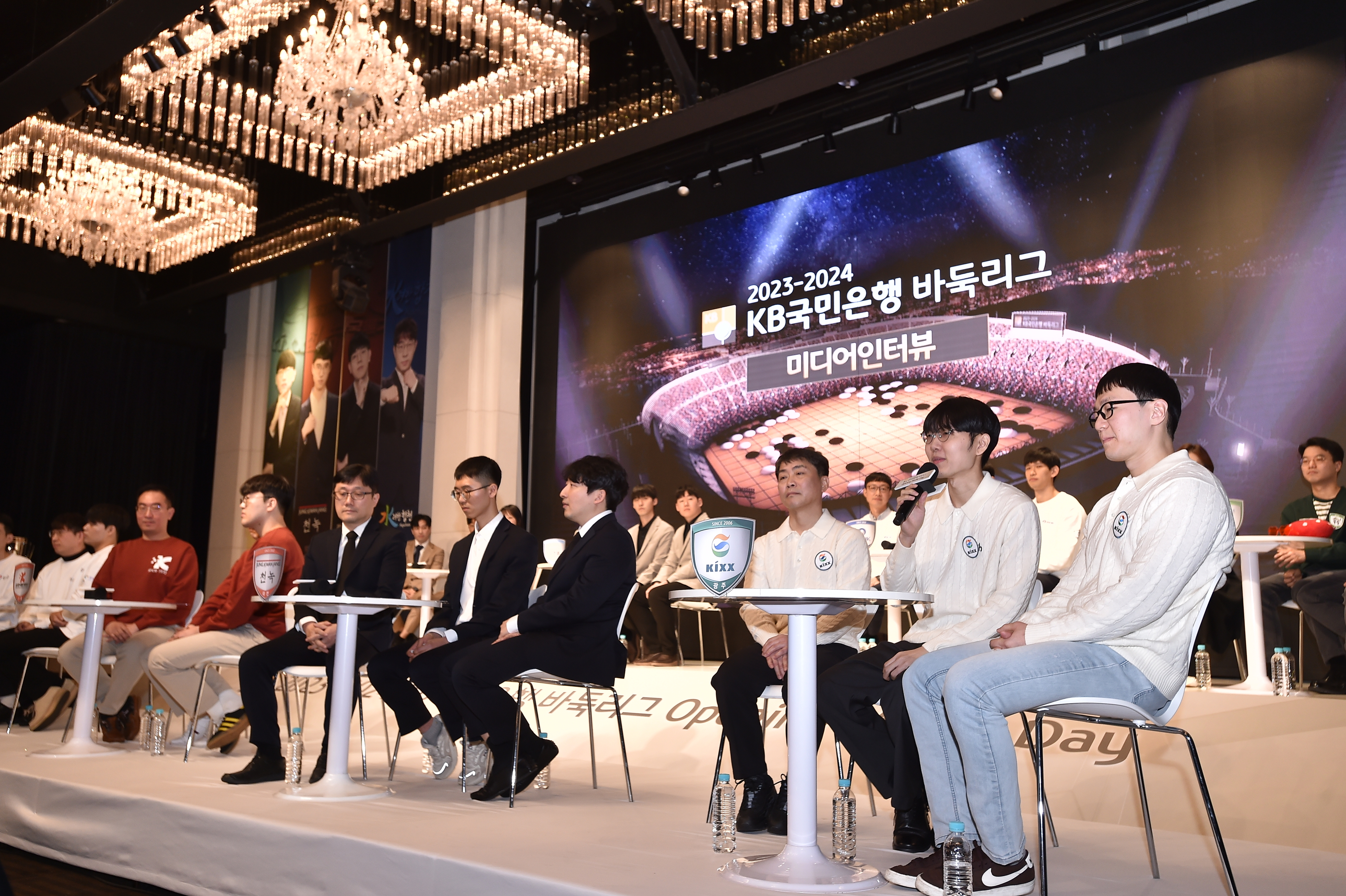 신진서(오른쪽 맨앞 두 번째) 9단이 팬의 질문에 답하고 있다. 한국기원 제공