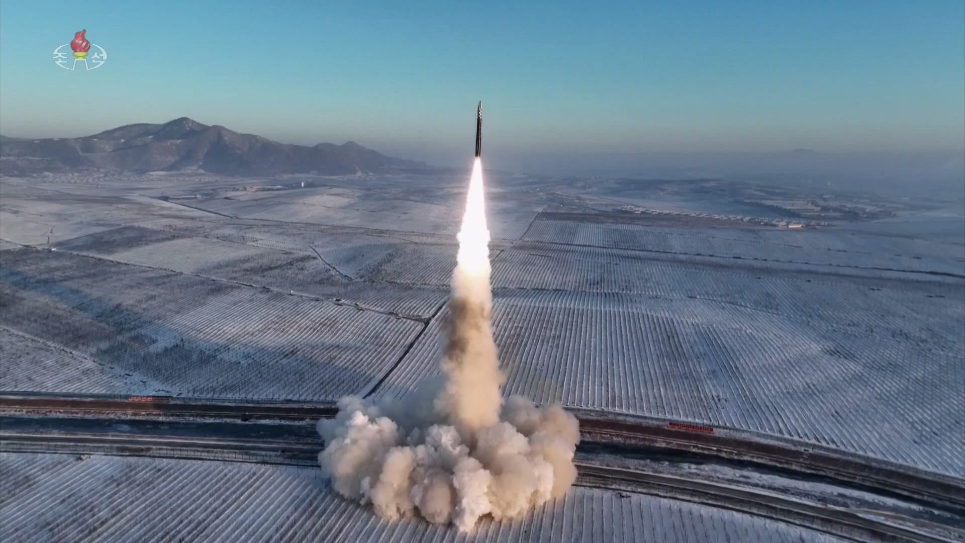 지난 18일 김정은 북한 국무위원장의 참관하에 발사한 고체연료 대륙간탄도미사일(ICBM) ‘화성-18형’의 발사 영상을 조선중앙TV가 19일 공개했다. 조선중앙TV 화면