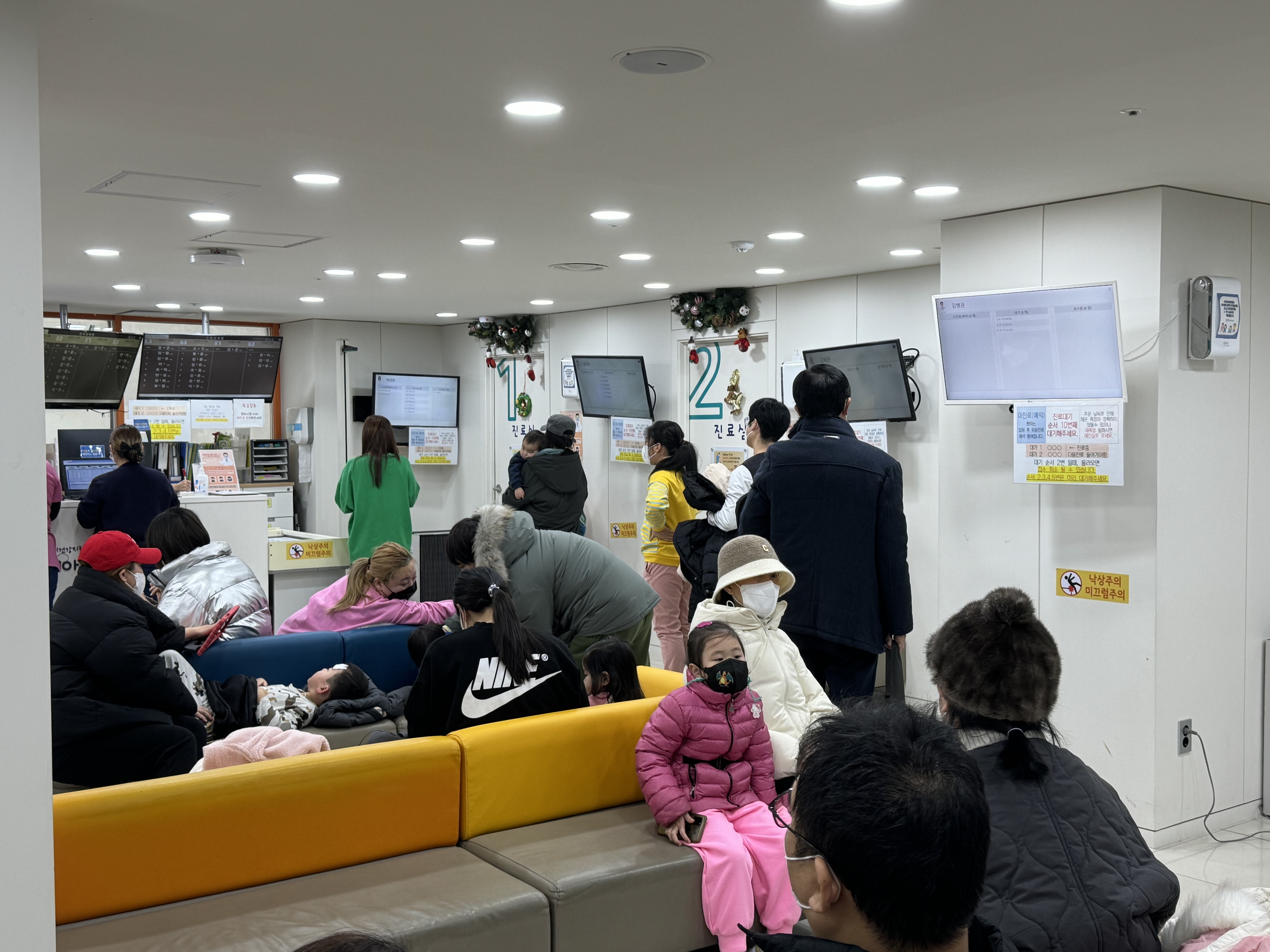19일 오전 서울 구로구 우리아이들병원 접수실에 부모와 아이들이 소아과 진료를 기다리고 있다. 강동용 기자