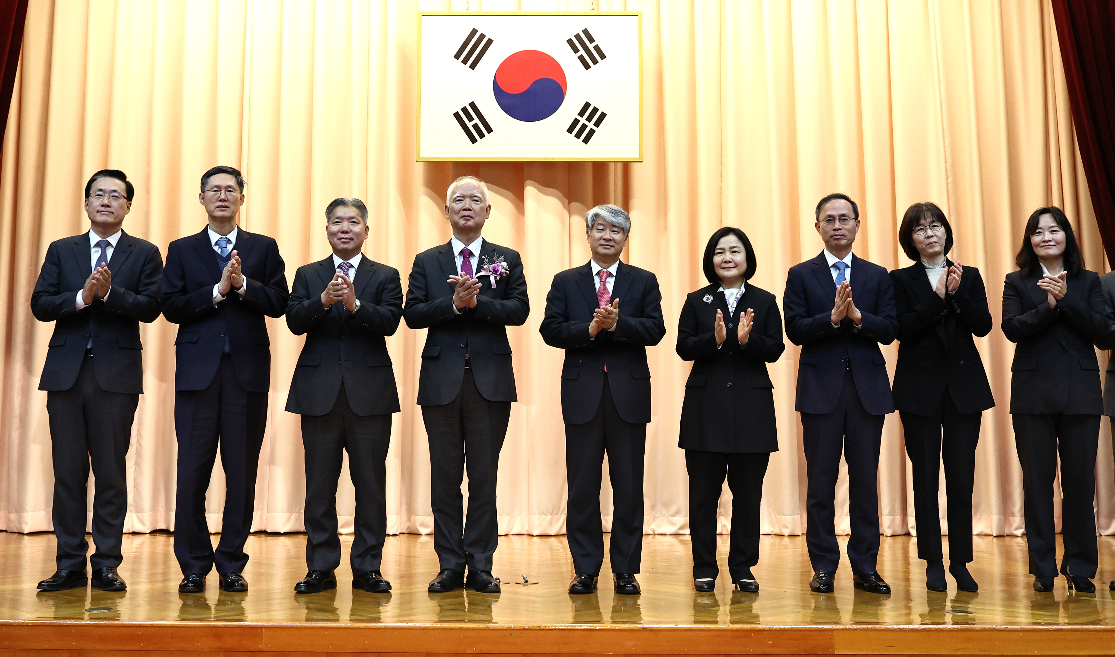 헌법재판소를 구성하는 9명의 재판관이 19일 서울 종로구 헌재 청사에 모여 기념 촬영을 하고 있디. 헌재는 이날 정형식 재판관 취임으로 구성원을 모두 채웠다. 왼쪽부터 김형두·문형배·이영진·정형식 재판관, 이종석 소장, 이은애·김기영·이미선·정정미 재판관. 뉴스1