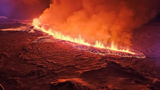 18일(현지시간) 아이슬란드 남서부 레이캬네스 반도 그린다비크에서  화산이 폭발해 시뻘건 용암을 분출하고 있다. 그린다비크 로이터 연합뉴스
