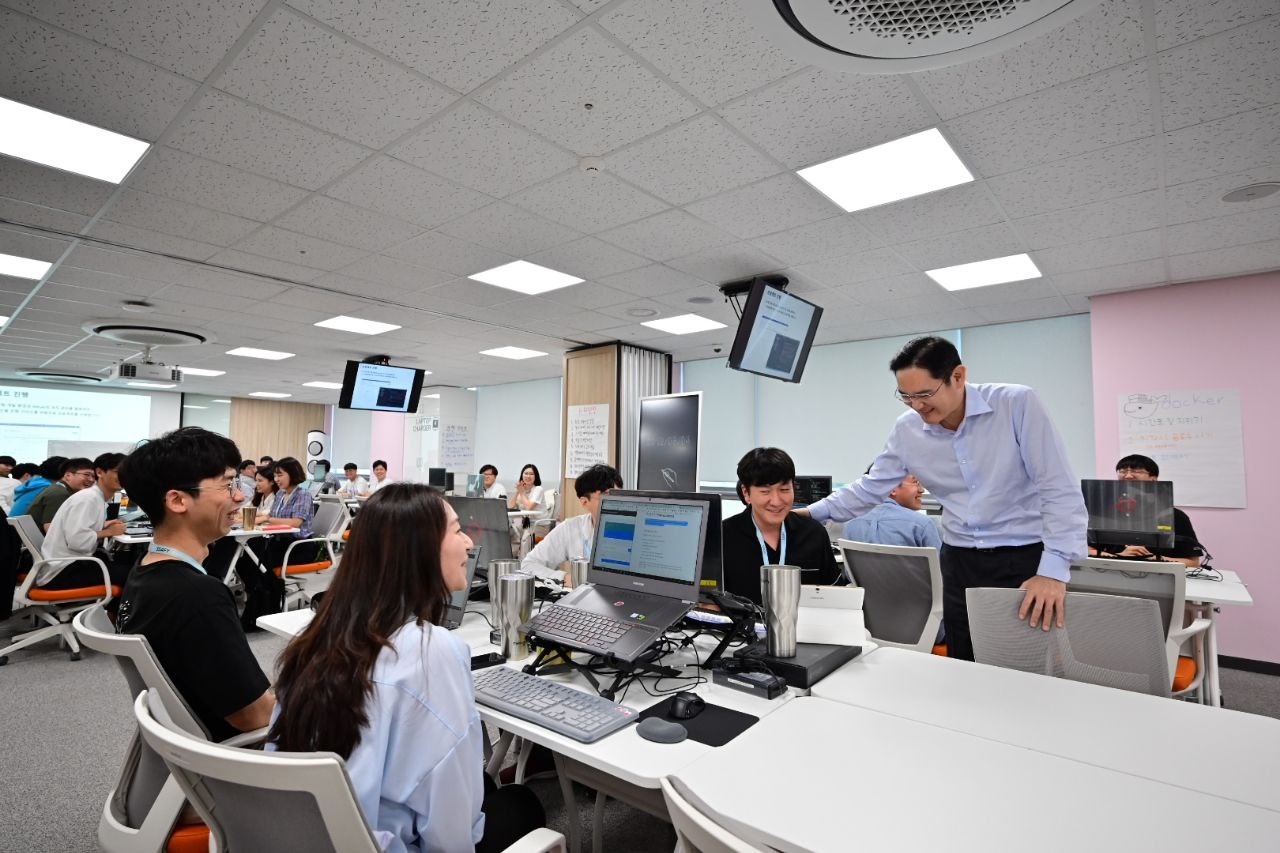 2019년 8월 이재용(오른쪽) 삼성전자 회장(당시 부회장)이 ‘삼성청년SW아카데미’ 광주캠퍼스를 방문해 소프트웨어 교육 현장을 참관하고 교육생들을 격려하고 있다. 삼성전자 제공