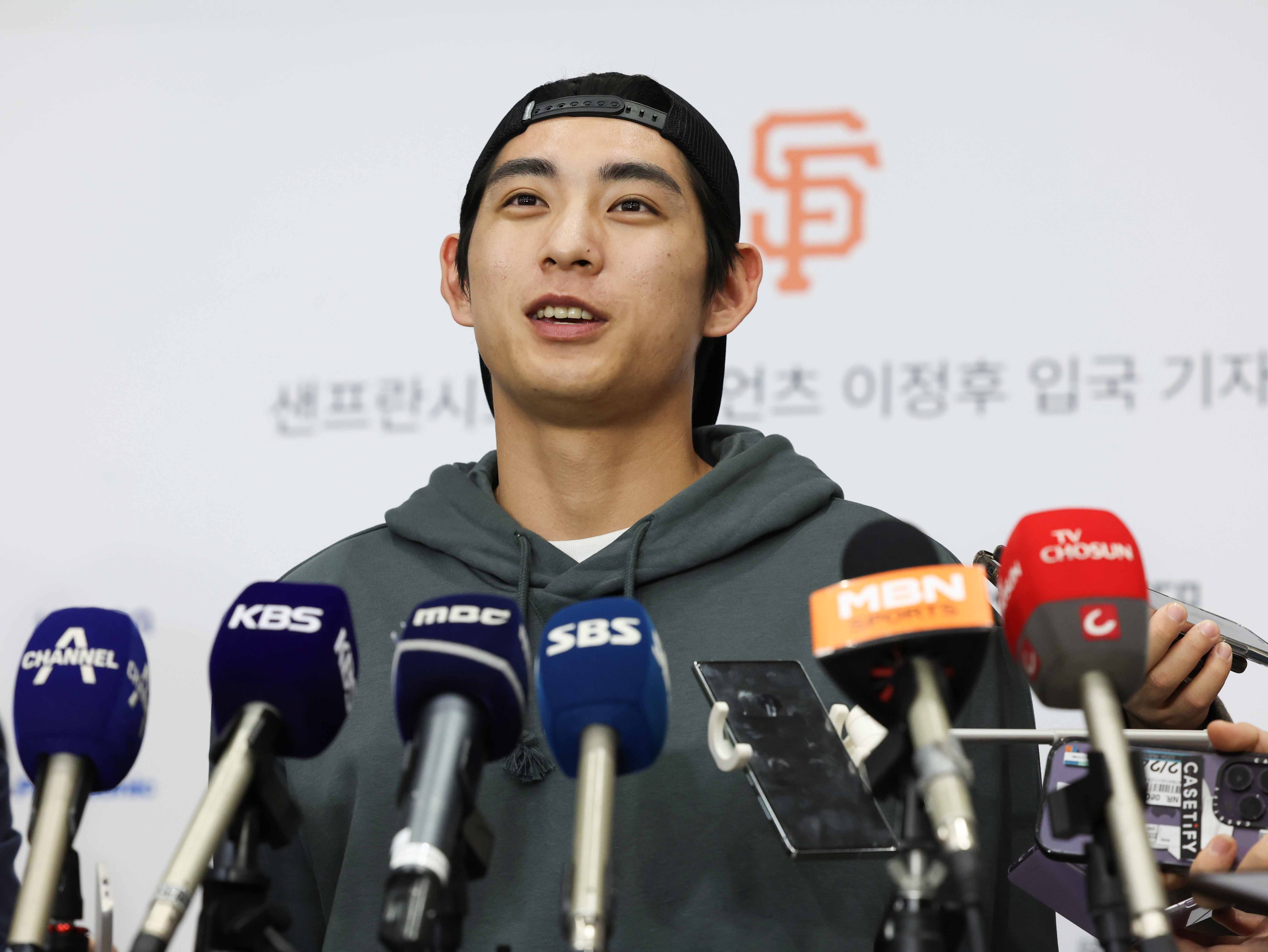 이정후가 19일 오후 인천국제공항을 통해 귀국한 뒤 기자회견을 하고 있다. 2023.12.19 연합뉴스