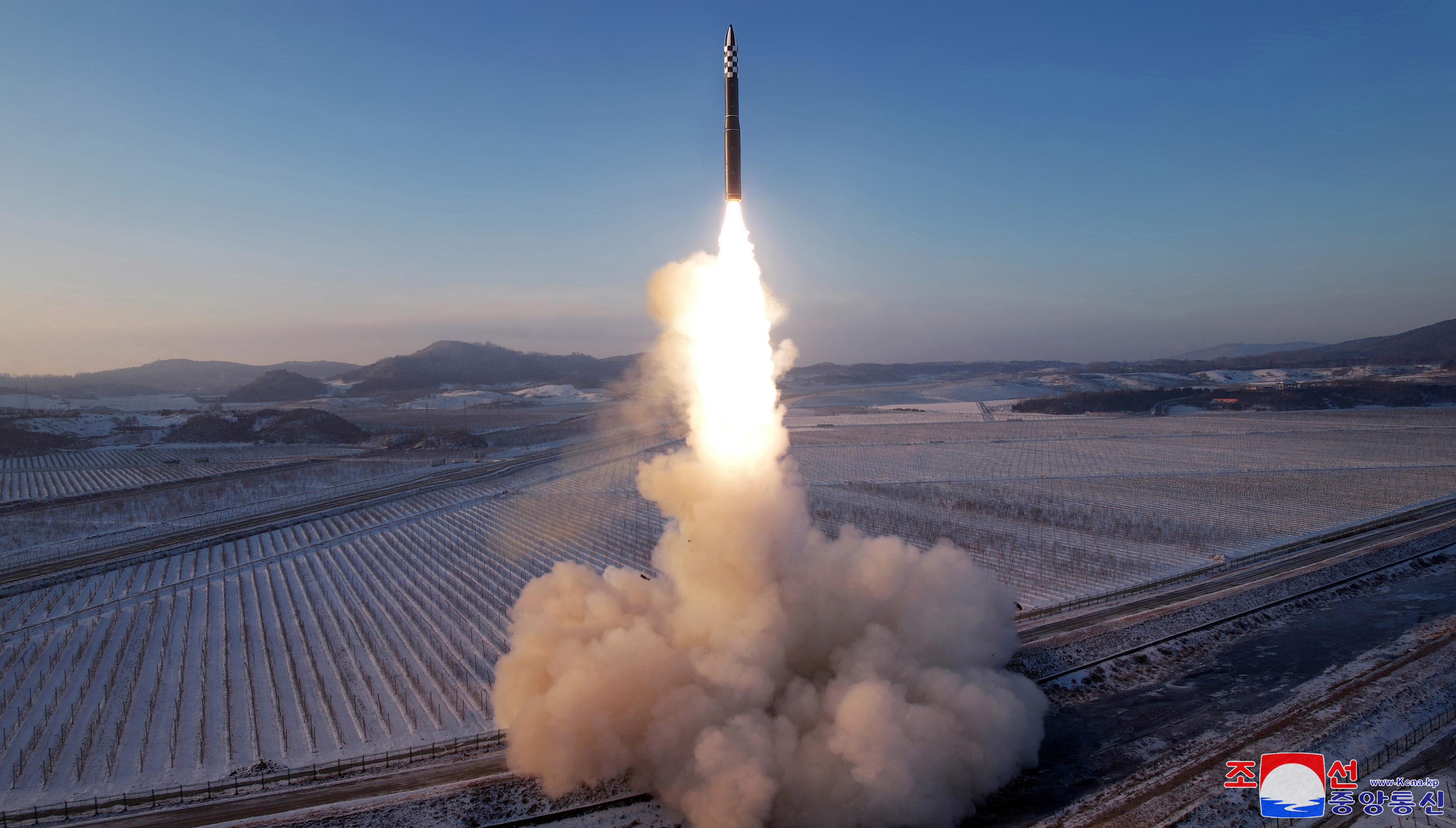 북한, ICBM 화성-18형 발사훈련 보도…김정은 “더 공세적 맞대응”