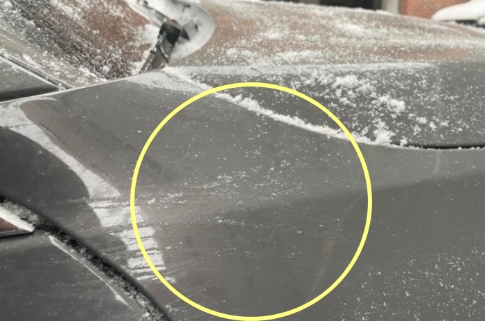전국적으로 많은 눈이 내린 가운데, 이웃이 빗자루로 차량에 쌓인 눈을 치워줬다는 사연이 전해졌다. 온라인 커뮤니티 캡처