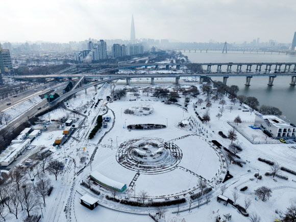 서울에 올겨울 첫 한파경보가 내려진 20일 오후 서울 광진구 광나루한강공원에 눈이 쌓여있다. 2023.12.20  연합뉴스