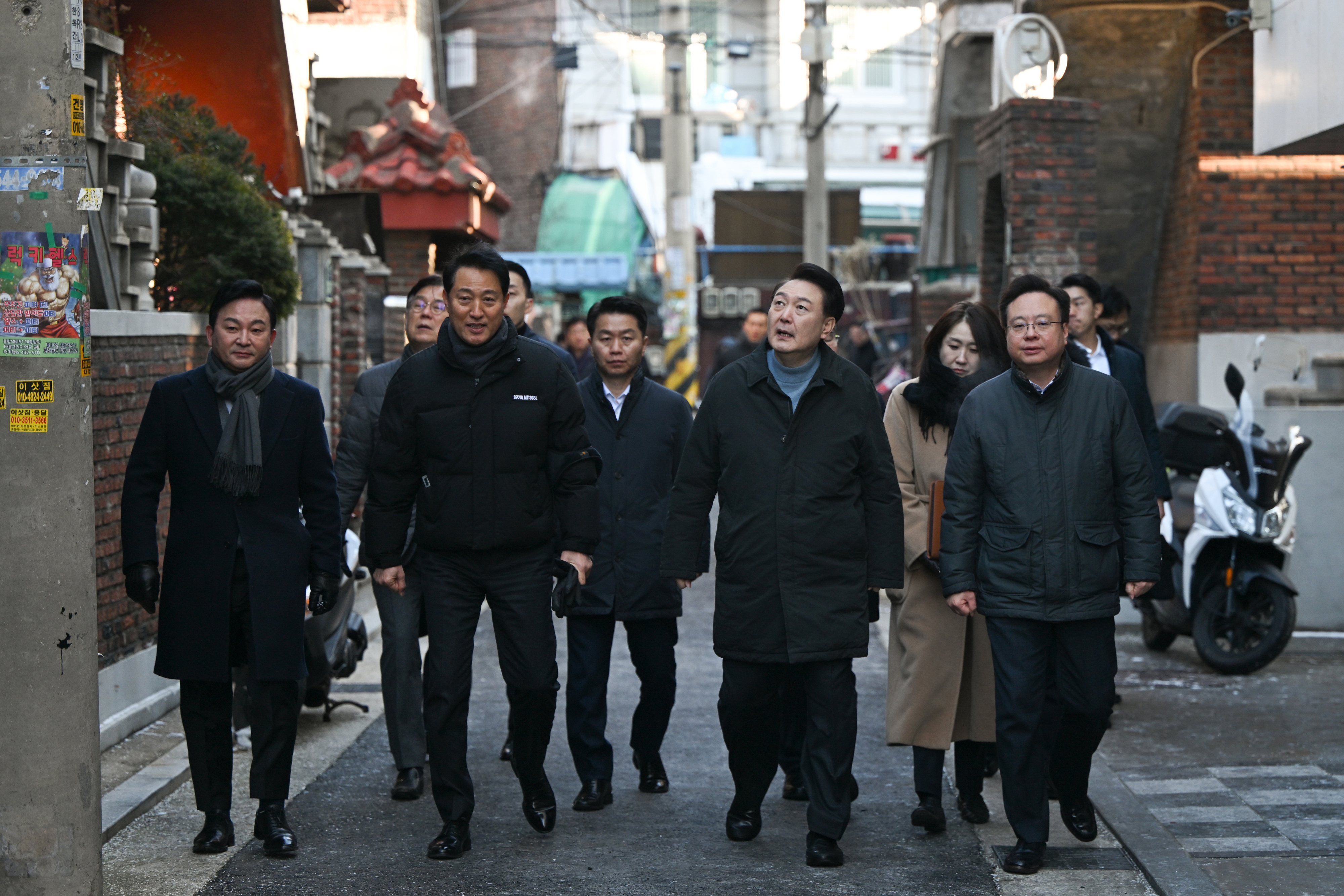 윤석열 대통령이 최강한파를 기록한 21일 한파 시기 취약 어르신 가구 방문을 위해 서울 중랑구의 한 다세대주택가를 걷고 있다. (대통령실 제공) 2023.12.21/뉴스1