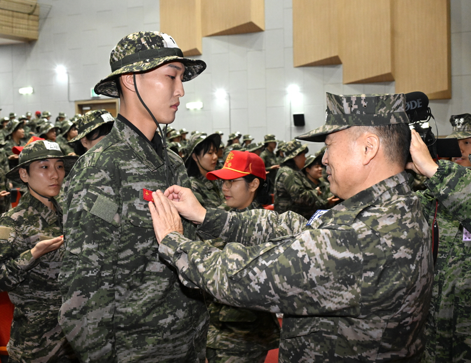 대한체육회는 20일 2024 파리하계올림픽대회 대비 ‘원 팀 코리아 캠프’ 수료식을 갖고 지난 3일간의 일정을 마무리했다고 밝혔다. 사진은 해병대 빨간 명찰을 다는 육상 높이뛰기 우상혁. 2023.12.20 대한체육회 제공.