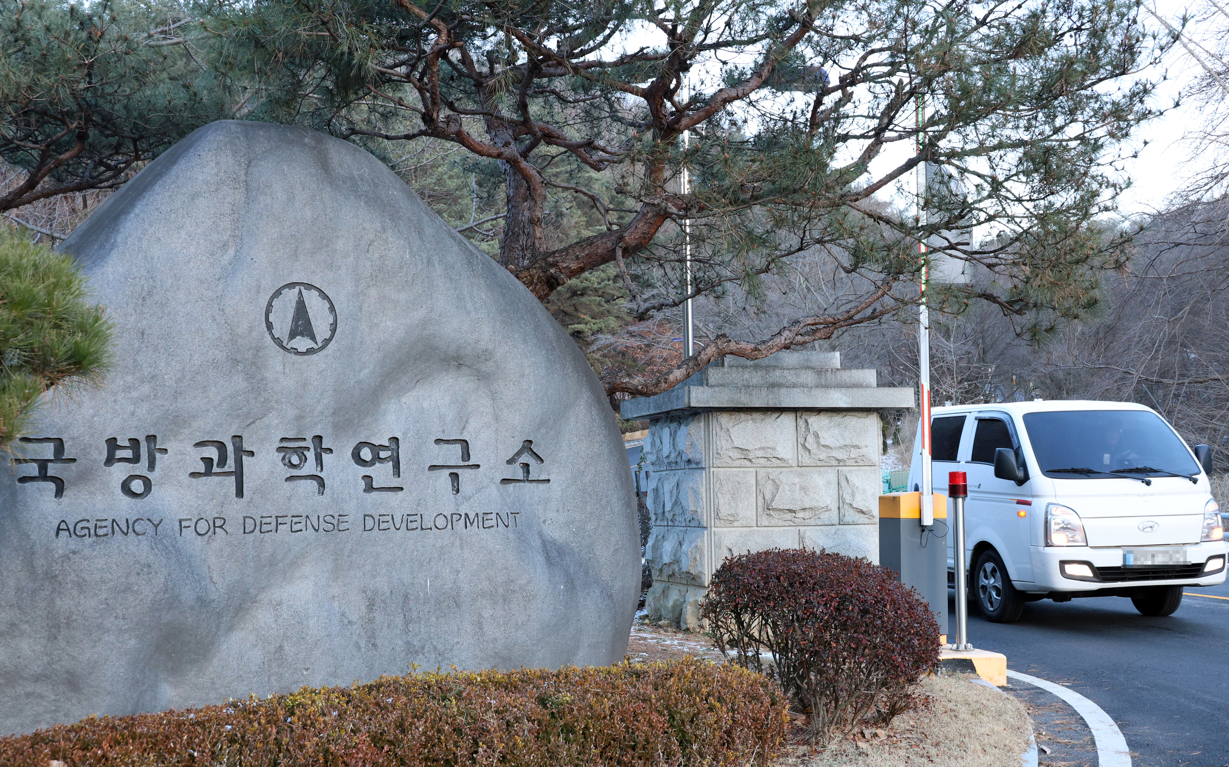 21일 대전 유성구 국방과학연구소 내에서 폭발 사고가 발생한 가운데 이날 오후 국방과학연구소 정문으로 화물차가 나오고 있다. 대전 연합뉴스