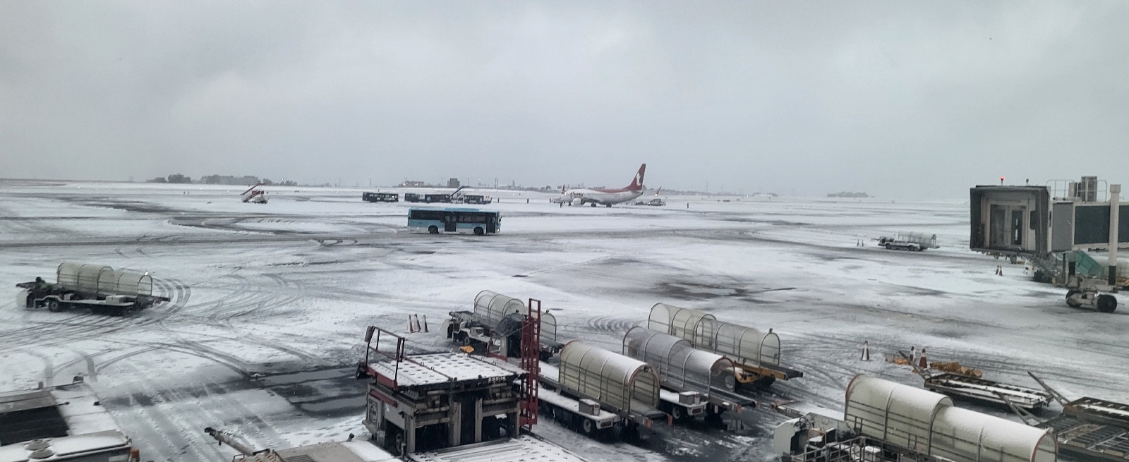 제주국제공항 활주로에 눈이 쌓여 있는 모습. 제주 강동삼 기자