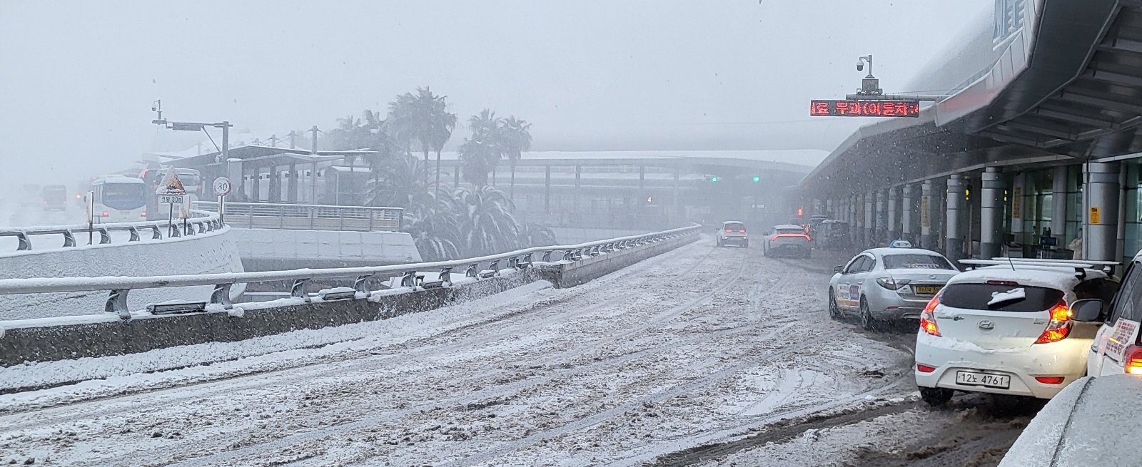 제주국제공항 출발하는 3층 도로가 눈이 쌓여 차들이 멈춰서 있다. 제주 강동삼 기자