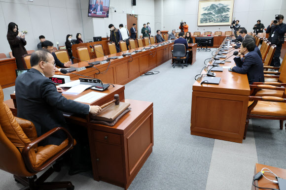 22일 국회 운영위원회 전체회의가 여당 위원들의 불참 속에 열리고 있다. 여당 측에선 윤재옥 위원장과 이양수 간사만 참석했다. 연합뉴스