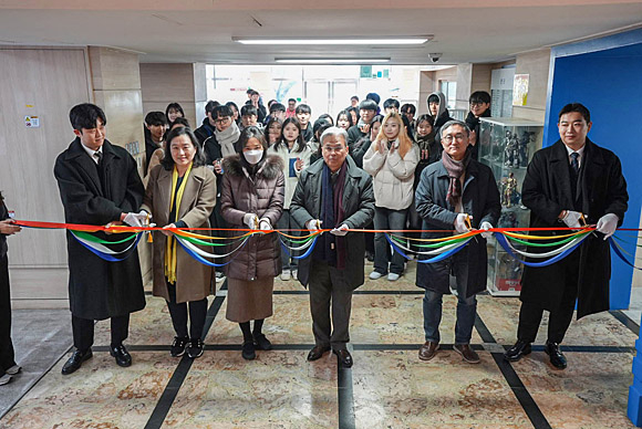 왼쪽부터 하치훈 현 관광문화대학 학생회장, 한경수 관광문화대학장, 하정매 백운백합재단 과장, 이윤규 경기대 총장, 김창수 관광전문대학원장, 오세영 전 관광문화대학 학생회장이 테이프 커팅식을 하고 있다. 경기대 제공