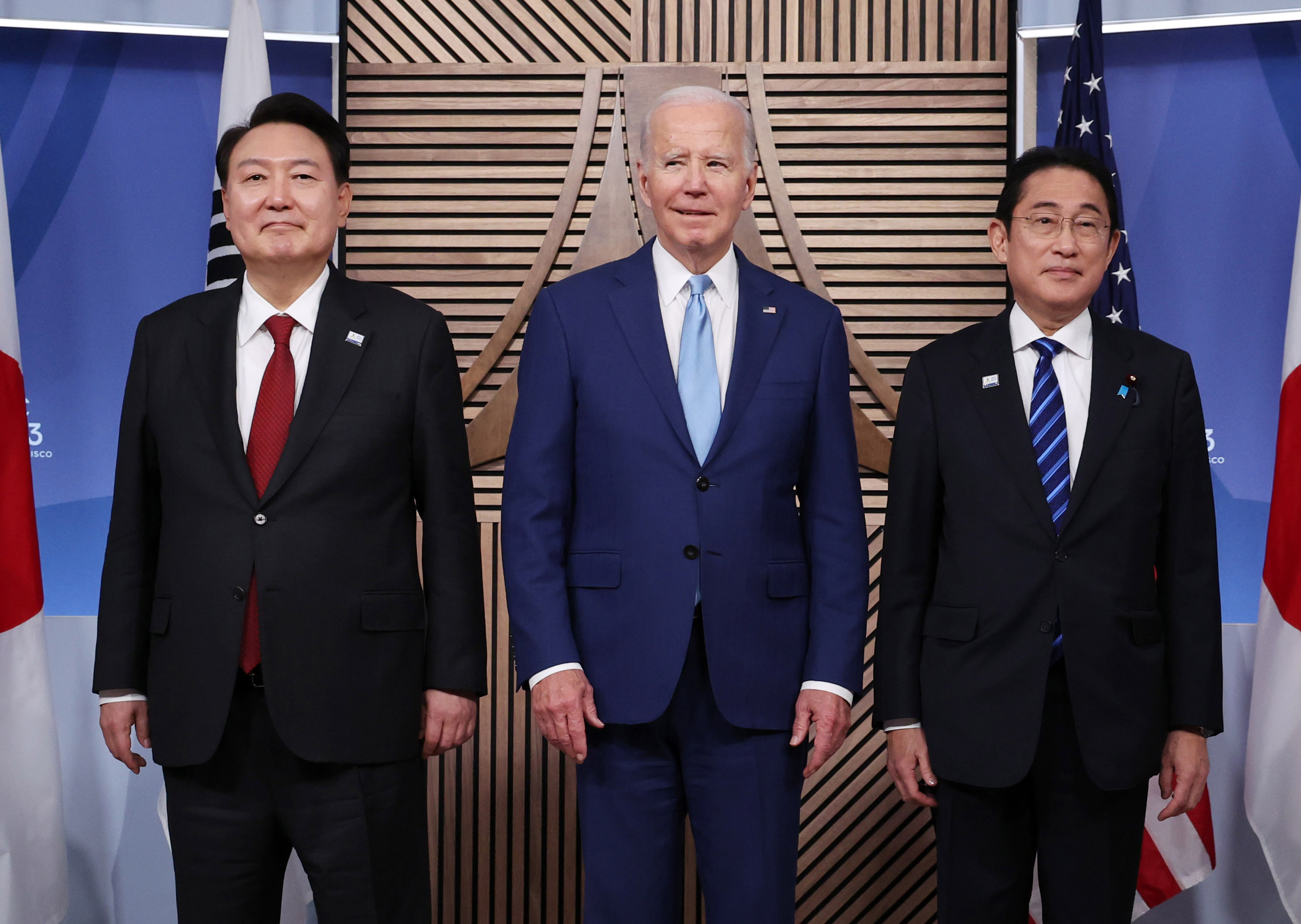 미국 샌프란시스코 모스코니센터에서 열린 한미일 정상 회동에서 윤석열 대통령, 조 바이든 미국 대통령, 기시다 후미오 일본 총리가 기념촬영을 하고 있다. 2023.11.17. 연합뉴스