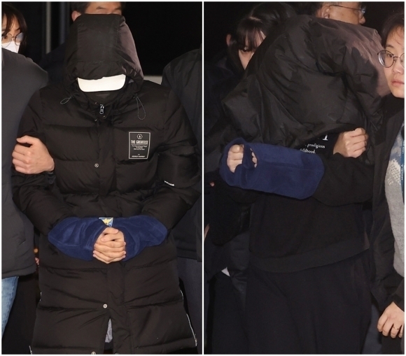 경복궁 담장을 스프레이로 낙서해 훼손하고 도주한 피의자 2명이 범행 사흘 만인 19일 경찰에 붙잡혀 서울 종로경찰서로 들어서고 있다. 연합뉴스