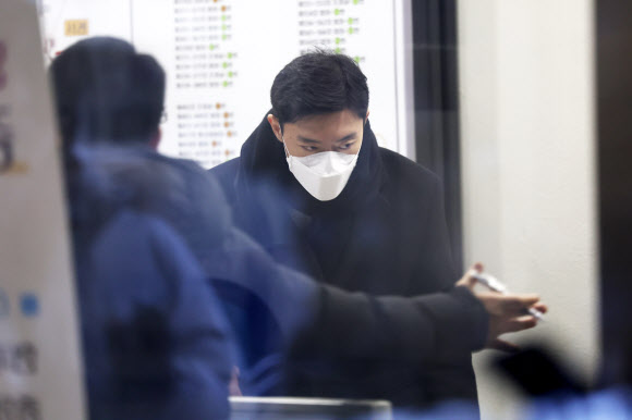 마약류관리법 위반 혐의로 불구속기소 된 전두환 전 대통령의 손자 전우원 씨가 22일 오전 서울 서초구 서울중앙지법에서 열리는 1심 선고공판에 출석하고 있다. 2023.12.22  연합뉴스