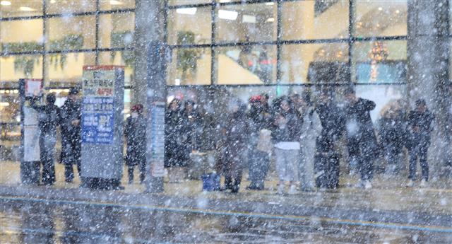 이틀째 올겨울 최강 한파가 제주를 덮친 22일 오전 제주국제공항에 많은 눈이 내리고 있다. 2023.12.22 뉴스1