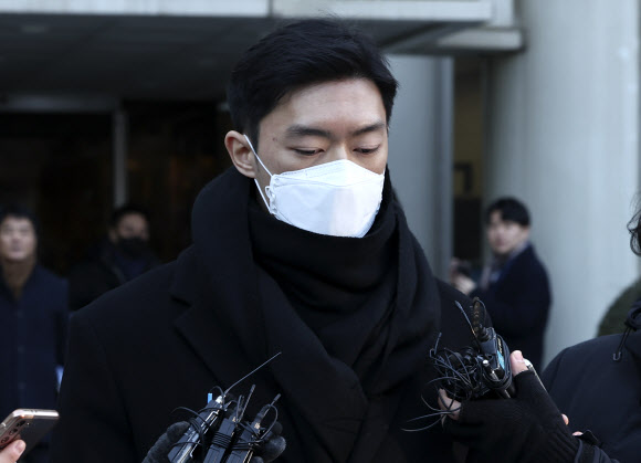 마약류관리법 위반 혐의로 불구속 기소된 전두환 전 대통령의 손자 전우원씨가 22일 오전 서울 서초구 서울중앙지법에서 열리는 1심 선고공판을 마치고 법원을 나서고 있다. 전씨는 이날 공판에서 징역 2년 6개월에 집행유예 4년을 선고를 받았다. 2023.12.22  연합뉴스