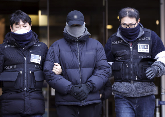국가 지정 문화재인 경복궁 담장에 2차로 스프레이 낙서한 20대 설모 씨가 2일 오전 서울 서초구 서울중앙지법에서 열린 영장실질심사를 받은 후 법정을 나서고 있다. 설씨는 17일 오후 10시 20분께 경복궁 영추문 왼쪽 담벼락에 스프레이로 특정 가수의 이름과 앨범 제목 등을 쓴 혐의(문화재보호법 위반)를 받고 있다. 2023.12.22  연합뉴스