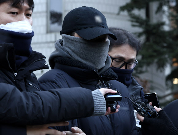 국가지정 문화재인 경복궁 담장에 2차로 스프레이 낙서한 20대 설모씨가 22일 오전 서울 서초구 서울중앙지법에서 열린 영장실질심사를 받은 후 법정을 나서고  있다. 설씨는 17일 오후 10시 20분께 경복궁 영추문 왼쪽 담벼락에 스프레이로 특정 가수의 이름과 앨범 제목 등을 쓴 혐의(문화재보호법 위반)를 받고 있다. 2023.12.22  연합뉴스