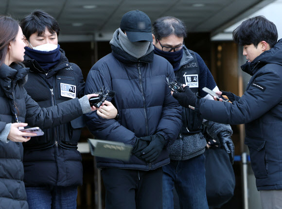 국가지정 문화재인 경복궁 담장에 2차로 스프레이 낙서한 20대 설모씨가 22일 오전 서울 서초구 서울중앙지법에서 열린 영장실질심사를 받은 후 법정을 나서고  있다. 설씨는 17일 오후 10시 20분께 경복궁 영추문 왼쪽 담벼락에 스프레이로 특정 가수의 이름과 앨범 제목 등을 쓴 혐의(문화재보호법 위반)를 받고 있다. 2023.12.22  연합뉴스