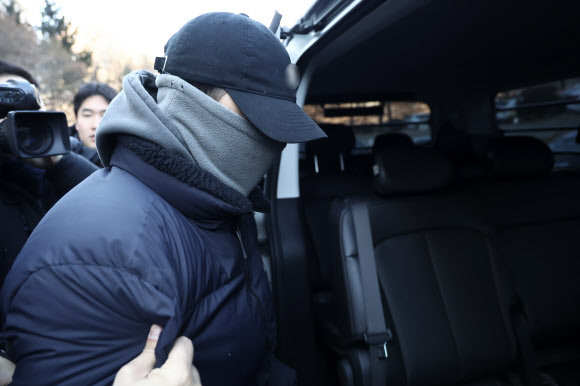 국가 지정 문화재인 경복궁 담장에 2차로 스프레이 낙서한 20대 설모 씨가 2일 오전 서울 서초구 서울중앙지법에서 열린 영장실질심사를 받은 후 호송차에 탑승하고 있다. 2023.12.22  연합뉴스