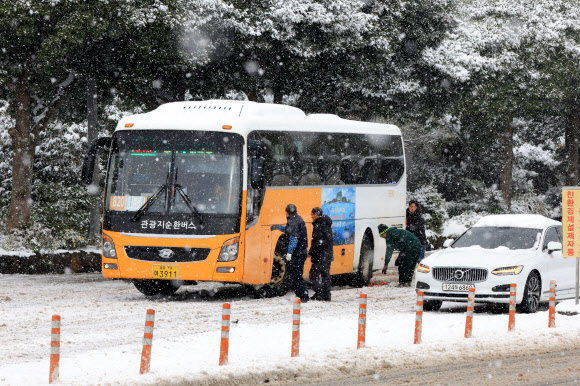 폭설이 쏟아진 22일 오전 제주시 공항로가 눈길에 미끄러진 차량이 엉켜 마비돼 있다. 2023.12.22  연합뉴스