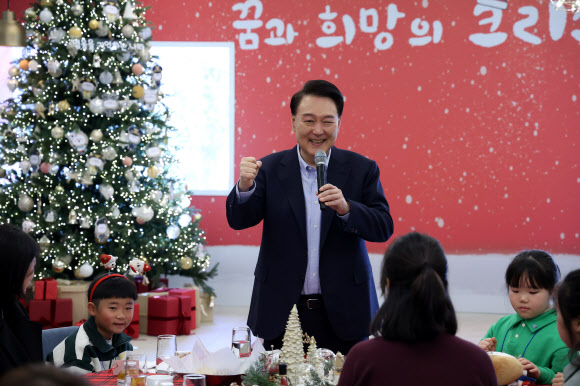 윤석열 대통령이 22일 서울 용산 대통령실 파인그라스에서 열린 ‘히어로즈 패밀리와 함께하는 꿈과 희망의 크리스마스’에서 순직 유공자 자녀인 박민식 국가보훈부 장관을 소개하며 어린이들을 격려하고 있다. 윤 대통령은 이날 행사에 전몰?순직한 군인, 경찰, 소방관 등 제복 입은 영웅들의 자녀와 배우자 등을 초청했다. 2023.12.22   대통령실통신사진기자단