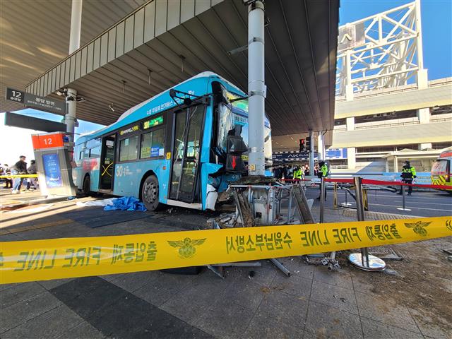 22일 오후 경기 수원시 권선구 수원역환승센터에서 시내버스가 시민 다수를 치는 사고가 발생했다. 이 사고로 1명이 숨지고, 11명이 중상을 입어 병원으로 옮겨졌다. 사진은 사고 현장의 모습. 2023.12.21 뉴스1