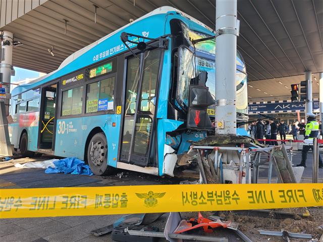 22일 오후 경기 수원시 권선구 수원역환승센터에서 시내버스가 시민 다수를 치는 사고가 발생했다. 이 사고로 1명이 숨지고, 11명이 중상을 입어 병원으로 옮겨졌다. 사진은 사고 현장의 모습. 2023.12.22 뉴스1