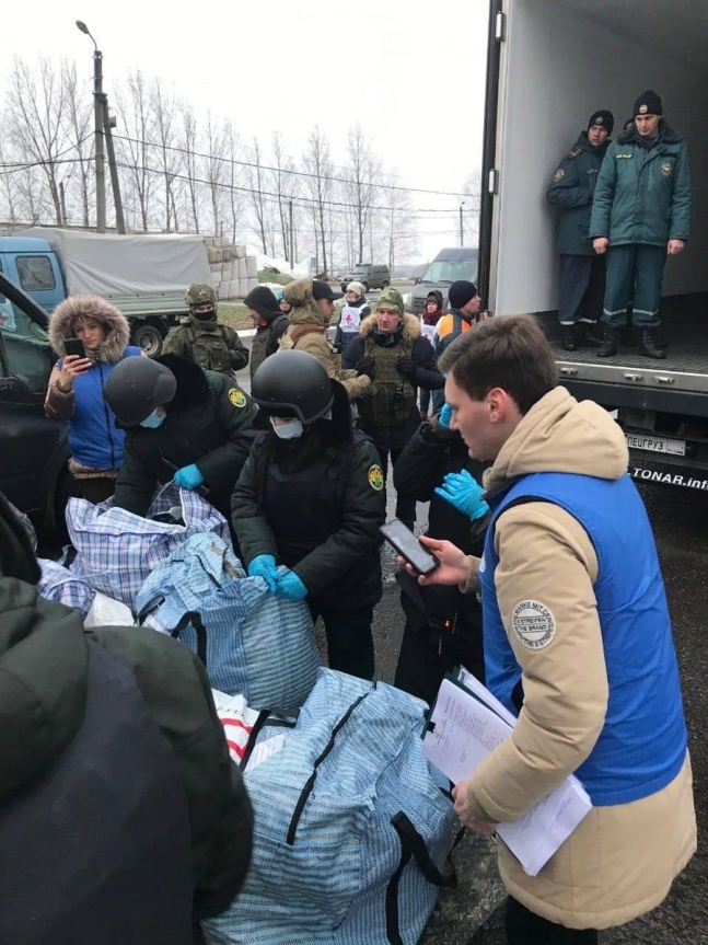 23일(현지시간) 포로에게 전달할 편지와 소포 교환하는 러시아와 우크라이나. 타티아나 모스칼코바 러시아 인권위원장 텔레그램.
