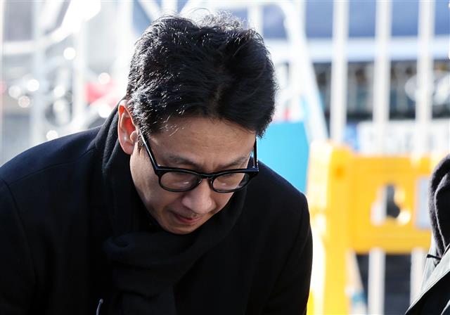 마약 투약 혐의를 받고 있는 배우 이선균 씨가 23일 오전 인천 남동구 인천논현경찰서로 3차 소환조사를 받기 위해 도착해 고개 숙여 인사하고 있다.  경찰은 이 씨의 마약 투약 혐의 외에도 이 씨가 고소한 공갈 사건에 대해서도 조사를 이어갈 예정이다. 한편 이 씨 등에게 마약을 제공하고 투약한 혐의를 받는 서울 강남의 성형외과 의사는 지난 20일 구속됐다. 2023.12.23. 뉴스1