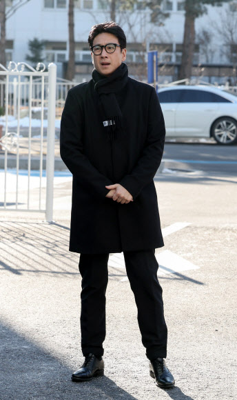 마약 투약혐의를 받는 배우 이선균이 23일 인천 남동구 인천논현경찰서에 출석하고 있다. 이선균은 유흥업소 실장 A씨 등 2명을 공갈 혐의로 고소한 사건의 피해자로 먼저 진술한 뒤 마약 사건의 피의자로도 조사를 받는다. 2023.12.23. 뉴시스
