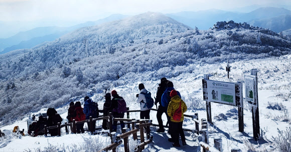 23일 전북 무주군 덕유산국립공원에 설경을 즐기려는 사람들의 발길이 이어지고 있다. 2023.12.23 연합뉴스