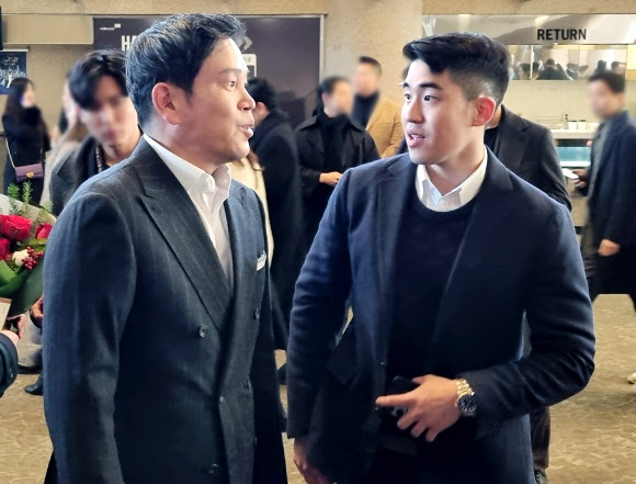 정용진 신세계 부회장과 장남 정해찬씨가 23일 오후 서울 서초구 예술의전당에서 열린 정 부회장의 배우자 한지희씨의 플루트 독주회를 관람하기 앞서 대화를 나누고 있다. 2023.12.23. 뉴시스