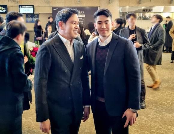 정용진 신세계 부회장과 장남 정해찬씨가 23일 오후 서울 서초구 예술의전당에서 열린 정 부회장의 배우자 한지희씨의 플루트 독주회를 관람하기 앞서 참석자들과 인사를 나누고 있다. 2023.12.23. 뉴시스