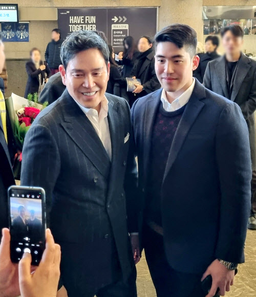 정용진 신세계 부회장과 장남 정해찬씨가 23일 오후 서울 서초구 예술의전당에서 열린 정 부회장의 배우자 한지희씨의 플루트 독주회를 관람하기 앞서 사진을 찍고 있다. 2023.12.23. 뉴시스