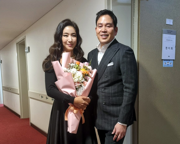 정용진 신세계 부회장이 23일 서울 서초구 예술의전당 IBK챔버홀에서 열린 아내인 플루티스트 한지희씨 독주회를 찾아  공연전 응원하고 있다.   2023.12.23. 연합뉴스