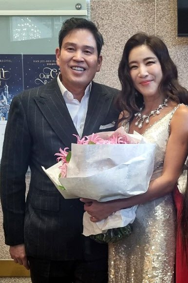 정용진 신세계 부회장이 23일 서울 서초구 예술의전당 IBK챔버홀에서 열린 아내인 플루티스트 한지희씨 독주회가 끝난 뒤 기념촬영을 하고 있다.   2023.12.23 연합뉴스