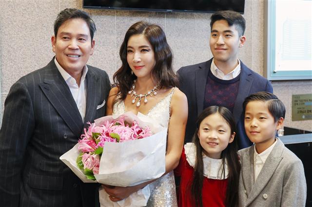 정용진 신세계그룹 부회장이 23일 오후 서울 서초구 예술의 전당에서 열린 배우자 한지희 씨의 플루트 독주회가 끝난 뒤 가족들이 모여 기념 촬영을 하고 있다.  왼쪽부터 정용진 부회장, 배우자 한지희 씨, 차녀 정해윤 양, 차남 정해준 군, 장남 정해찬 씨. 2023.12.23. 뉴스1