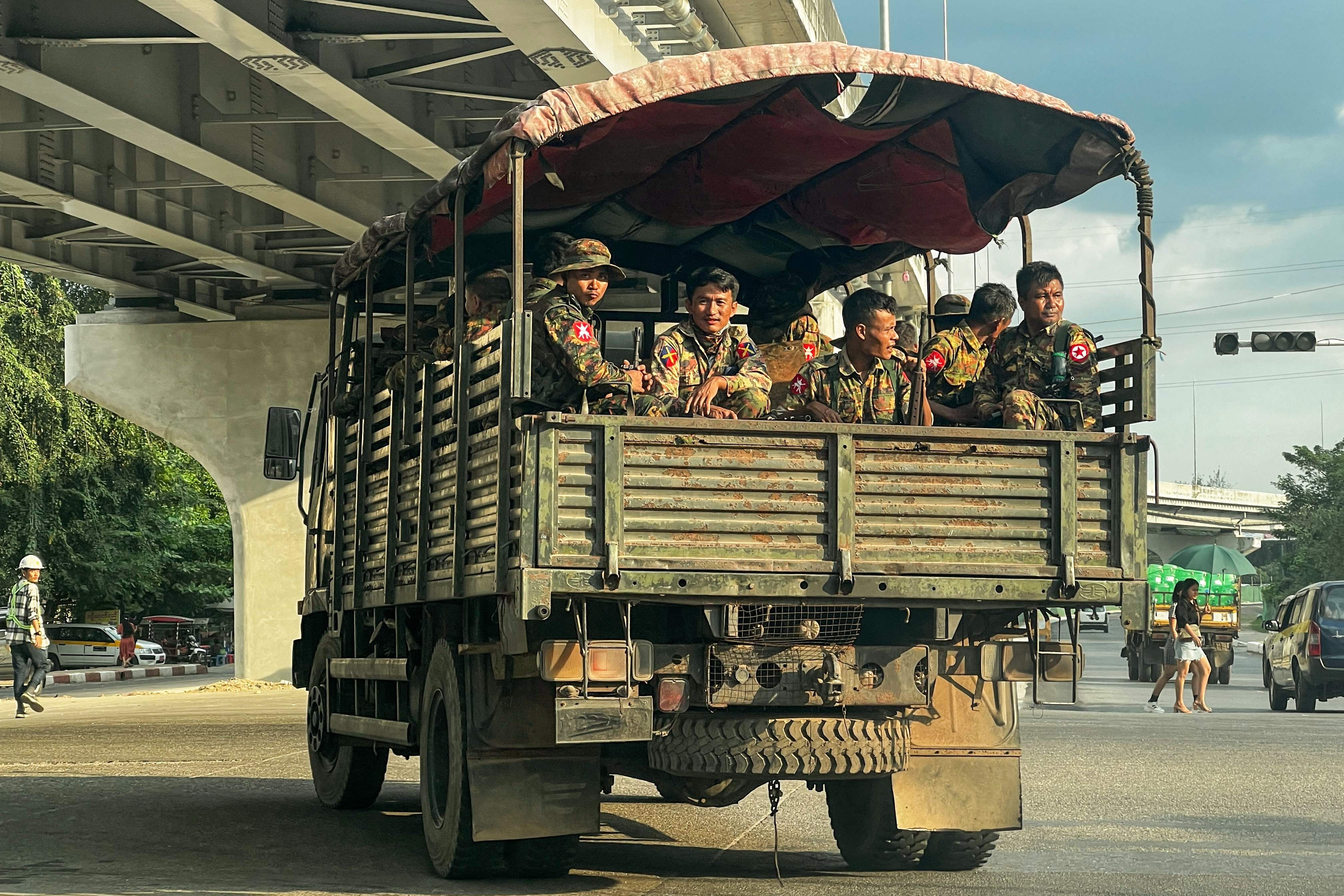 미얀마 최대 도시인 양곤의 한 거리에서 미얀마 군인들이 트럭을 타고 순찰을 돌고 있다. 2023.12.4.  AFP 연합뉴스