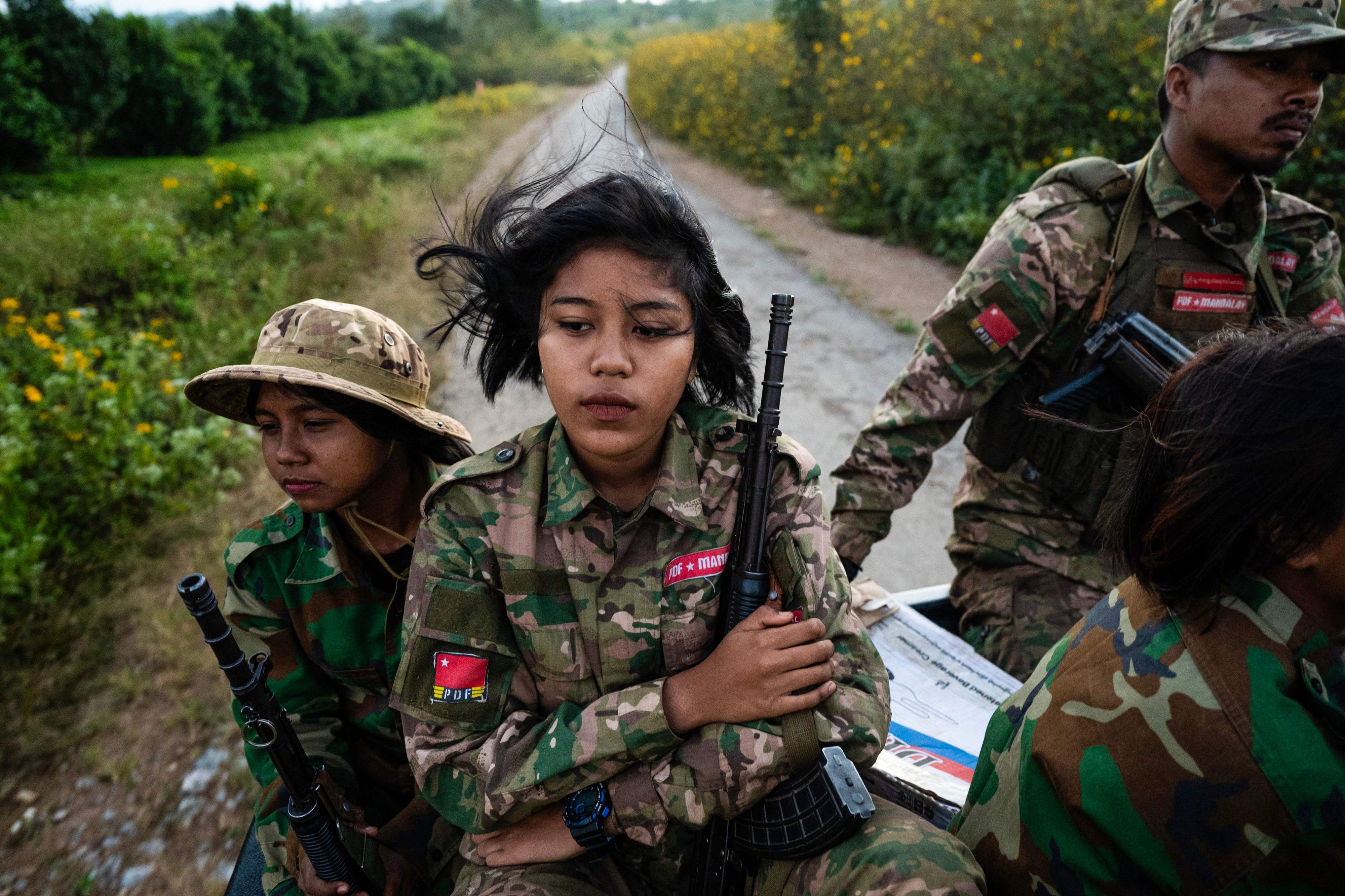 미얀마 군부에 대항하고 있는 만달레이 지역의 시민방위군(MDY-PDF)의 여성 대원들이 북부 샨주의 최전선에 투입돼 이동하고 있다. 미얀마 군정과 맞서 싸우는 저항 세력에서 여성들은 전투용 드론을 날리거나 부상병을 치료하고 전선을 순찰하는 등 핵심적인 역할을 맡고 있다. 2023.12.10.  AFP 연합뉴스