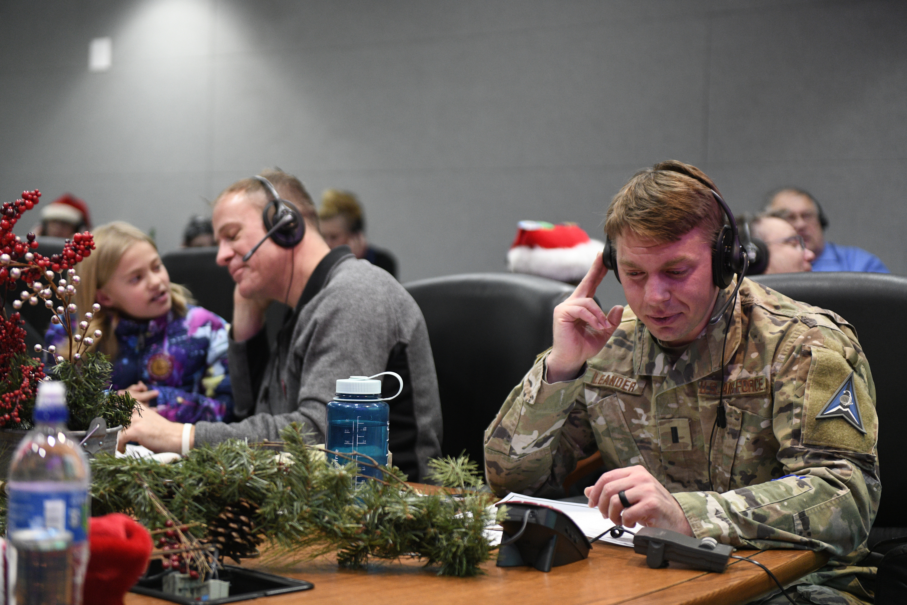 2022년 12월 24일 미국 콜로라도 스프링스의 피터슨 공군기지에서 북미항공우주방위사령부(NORAD)의 ‘산타 추적 서비스’ 자원봉사자들이 전 세계 어린이들로부터 온 전화에 응답하고 있다.  NORAD 제공