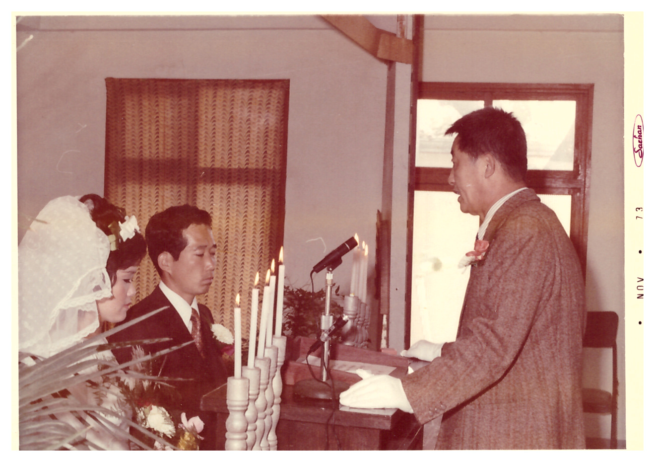 1973년 10월 21일 박목월 시인이 나 시인의 결혼식에서 주례사를 하는 모습. 나태주 제공