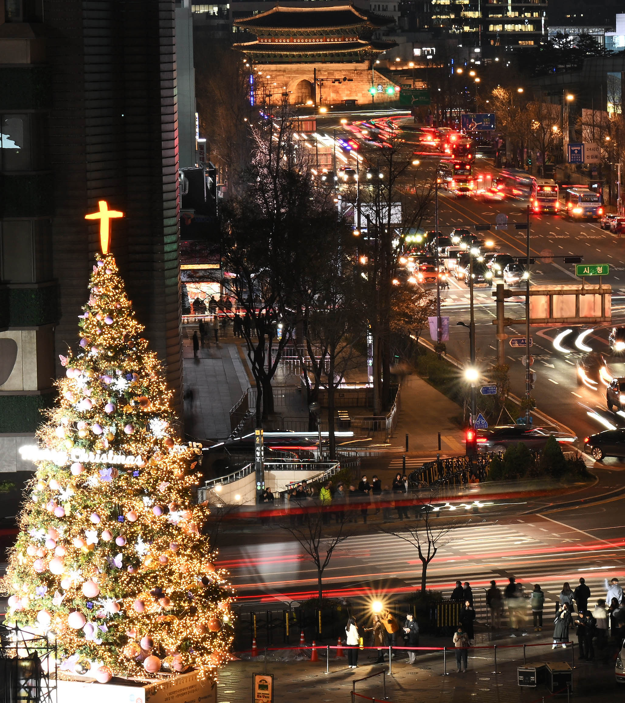 20일 서울 중구 서울광장에 설치된 성탄트리가 점등식에 맞춰 환하게 빛을 밝히고 있다.  홍윤기 기자